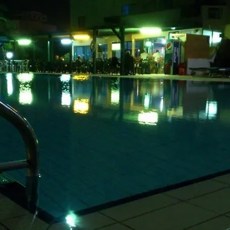 Livas מלון דירות Pernera