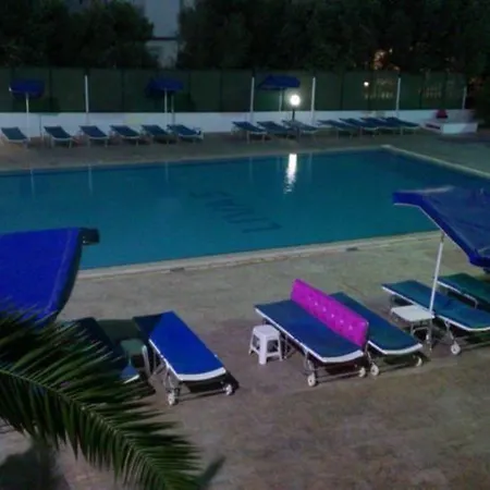 Livas מלון דירות 4*